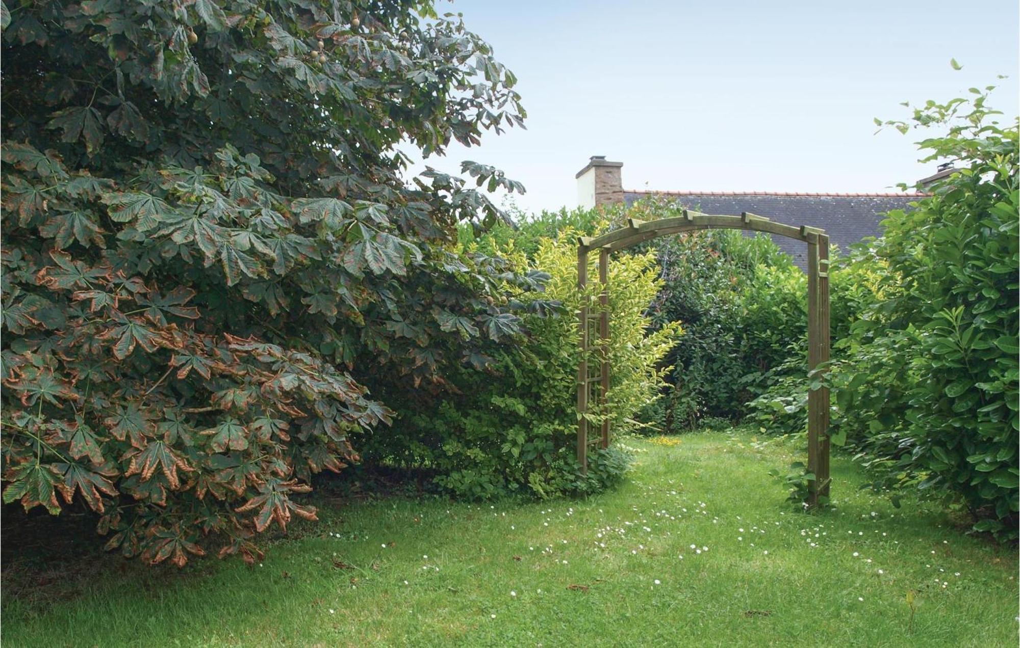 Lovely Home In Le Faouet With Kitchen Kültér fotó